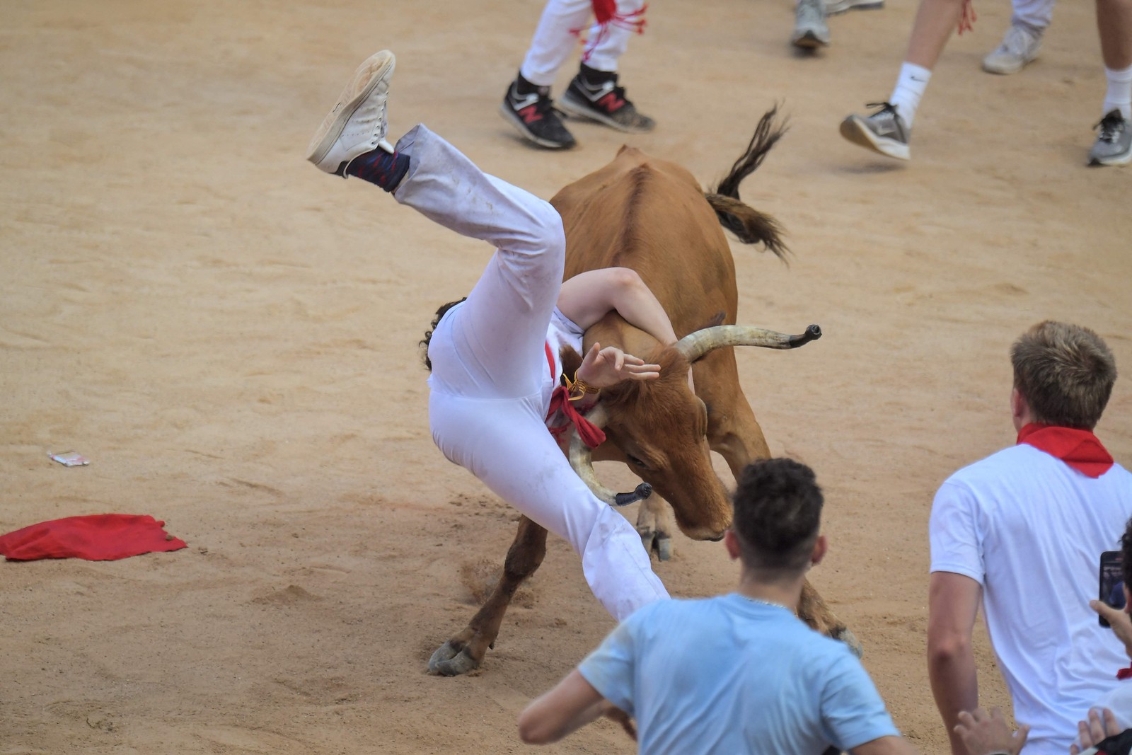 Elas terminam quando o animal é encurralado na arena de tourada — Foto: Jose Jordan / AFP