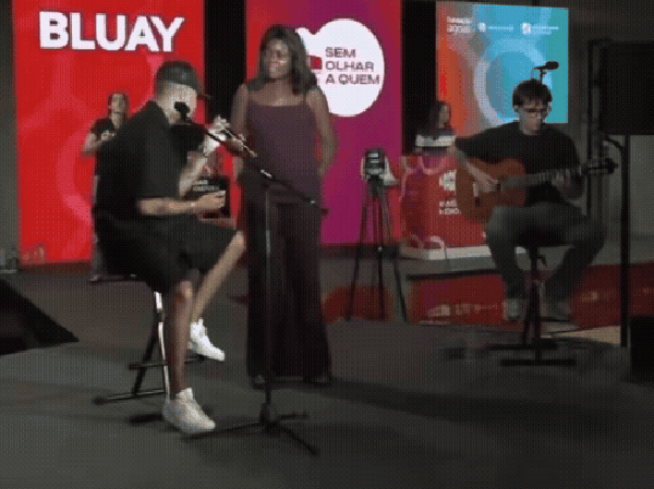 'O que tem no carro? O Pingo Doce': mulher invade palco e pega microfone de artista para cantar em Portugal; vídeo viraliza — Foto: Reprodução/X