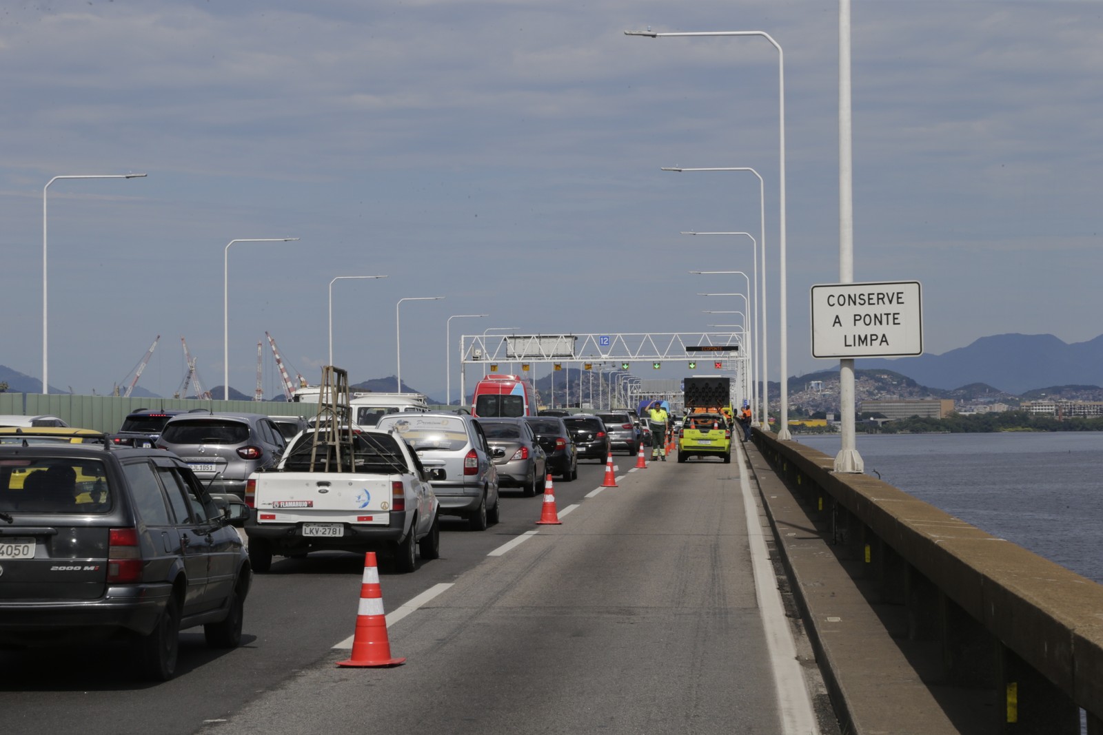 No local onde ocorreu a colisão, no km 329, teve duas faixas interditadas para reparo no guarda corpo — Foto: Domingos Peixoto/Agência O Globo