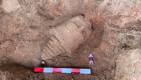 Arqueólogos encontram cabeça de estátua centenária de divindade hindu