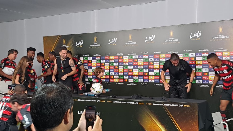 Filipe Luís toma banho de água gelada, em comemoração por título da Libertadores — Foto: Davi Ferreira/ Jornal O GLOBO