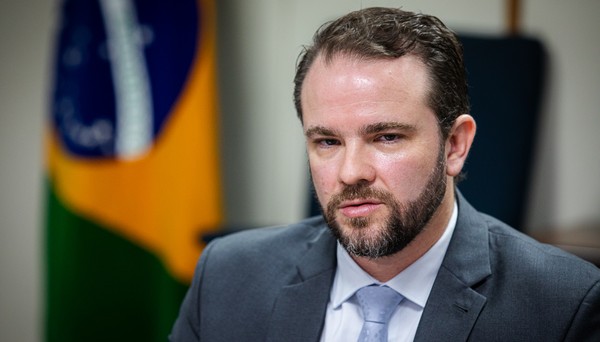 Ministro da Fazenda defende acabar com declaração do IR em até dois anos
