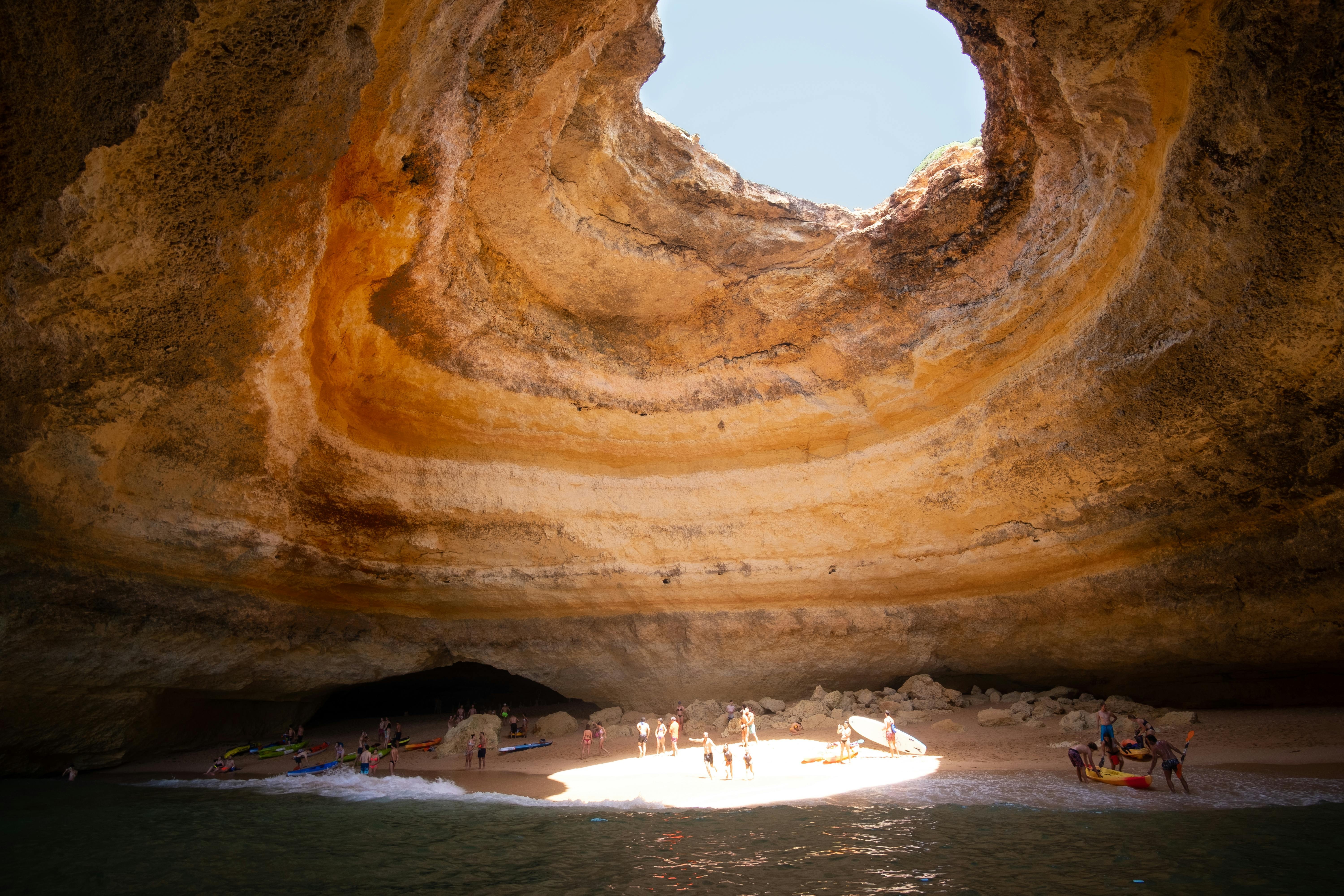 Barco turístico vira com 12 pessoas na Gruta de Benagil, famosa atração de Portugal; ao menos dois ficam feridos