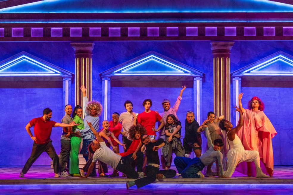 João Pedro Chaseliov e grande elenco em cena de "Meu filho é um musical" — Foto: Guito Moreto/Agência O Globo