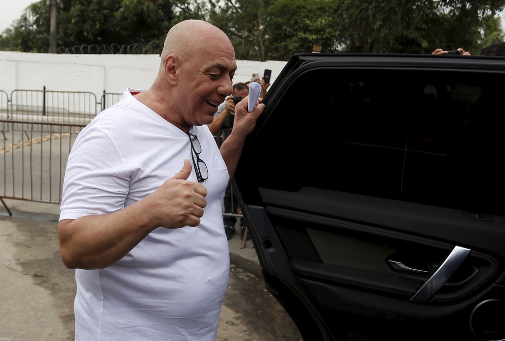 Celsinho faz sinal de positivo ao deixar a prisão, em outubro de 2022 — Foto: Fabiano Rocha