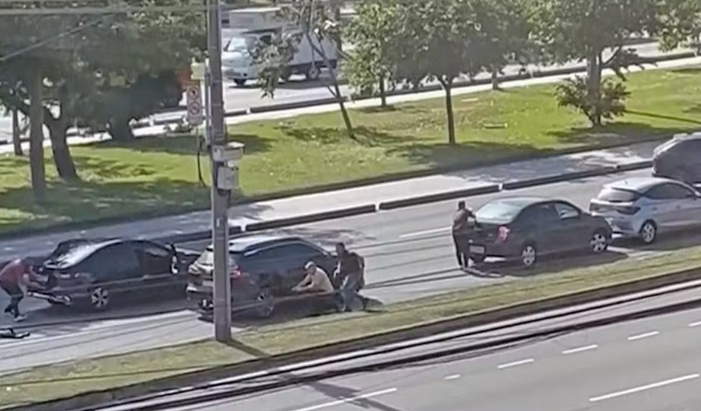 Carroétingidopor tiros na avenida dasaméricas, na barra -foto: reprodução TV