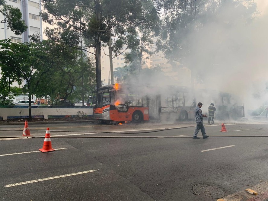Ônibus pega fogo na Avenida Rebouças