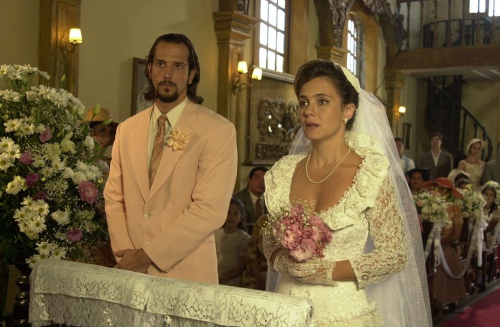 Vladimir Brichta e Adriana Esteves em 'Kubanacan', em 2003 — Foto: TV Globo