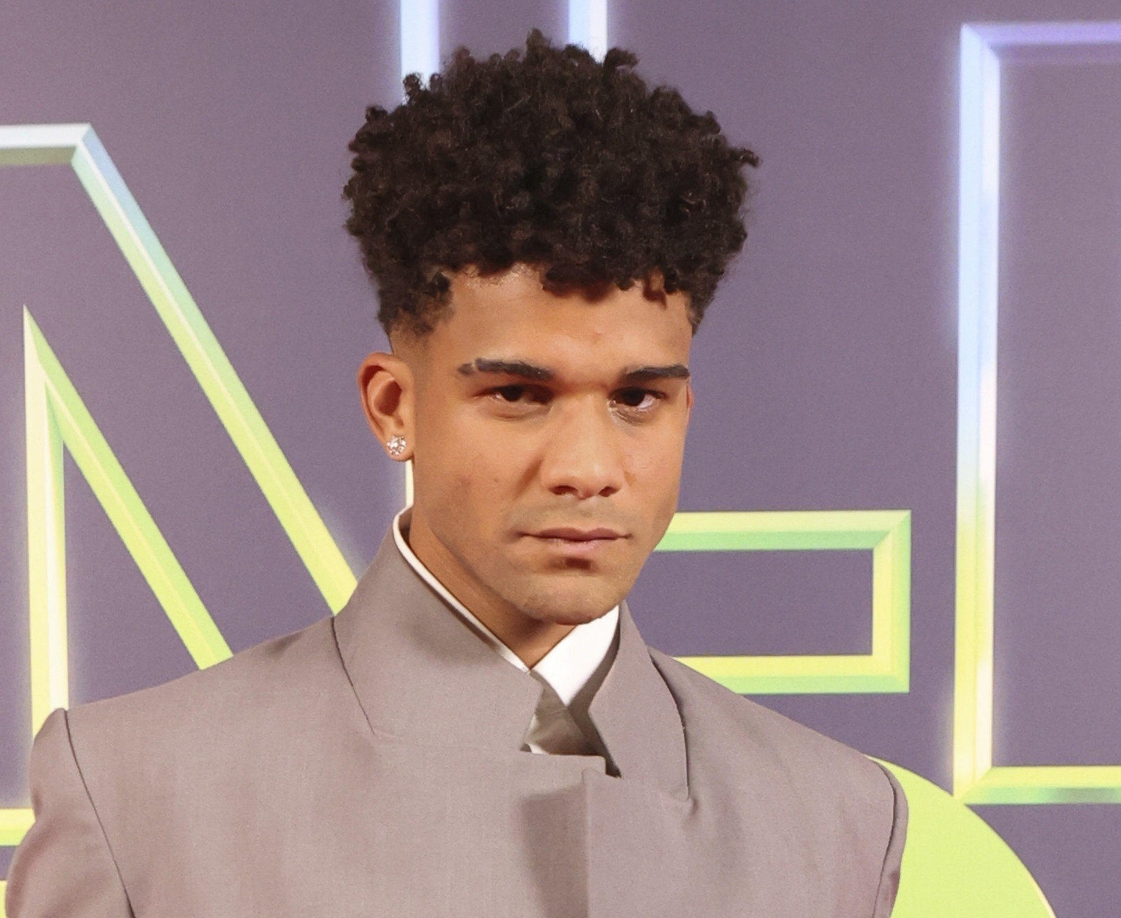 Lucas Leto Fora de Série com Babu Santana; Conheça Substituído