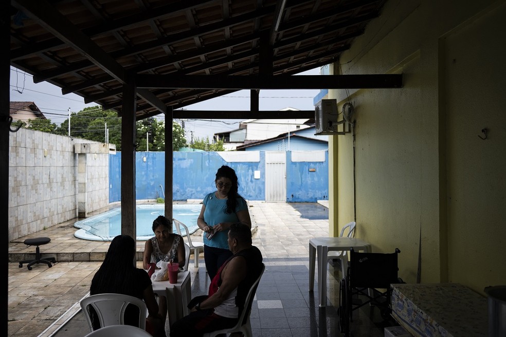 Moradores de São Gabriel da Cachoeira esperam por atendimento médico em Manaus em casa alugada pela prefeitura — Foto: Raphael Alves / Infoglobo