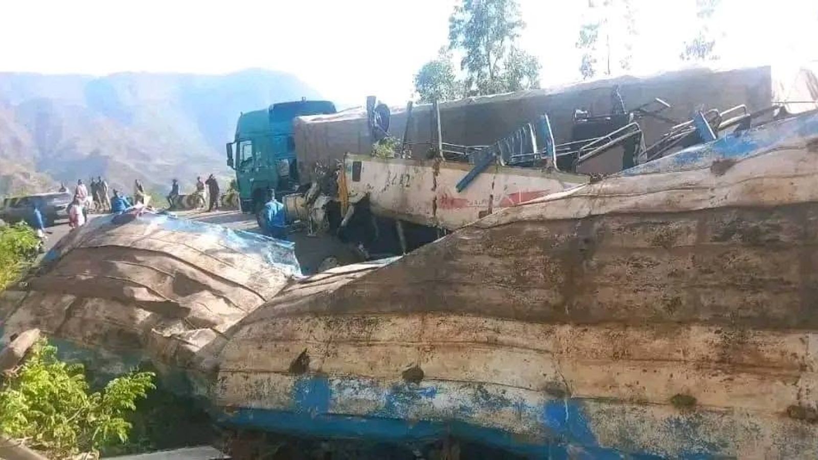 Ônibus despenca de desfiladeiro de 100 metros de altura e deixa ao menos 31 mortos na Etiópia