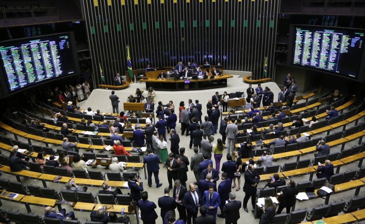 Enquanto cobra corte de gastos, Câmara dá andamento a projeto que cria aposentadoria especial para profissionais de saúde