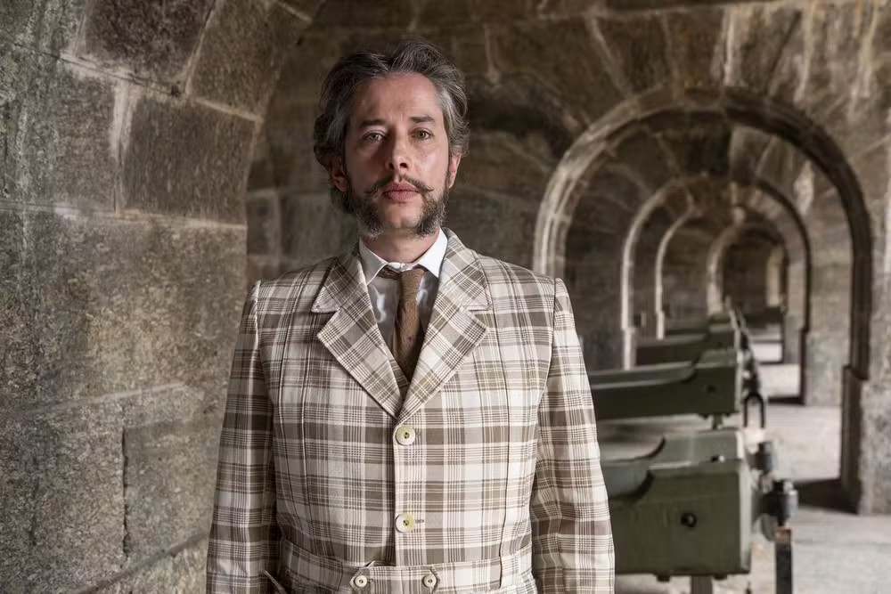 Mr. Campbell (Michel Blois) é aliado de Jendal (Lázaro Ramos) no golpe de Estado — Foto: TV Globo/Estevam Avellar