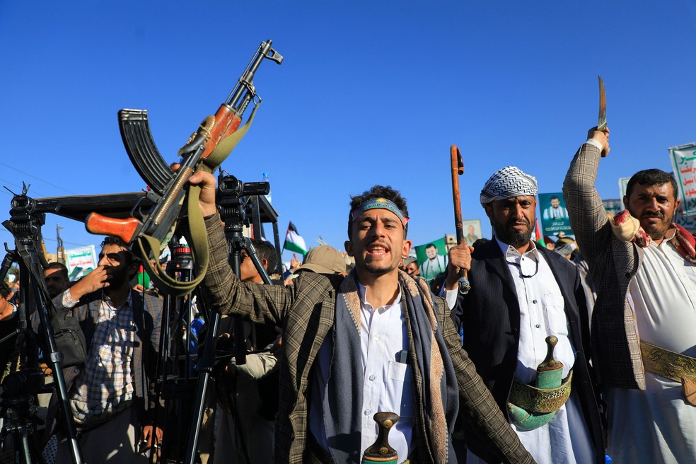 Rebeldes houthis participam de protesto pró-palestina em Saana, no Iêmen — Foto: Mohammed Huwais/AFP