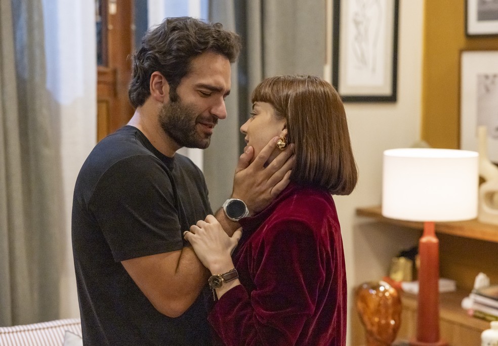 Afonso (Humberto Carrão) Tem Recaídacom Solange (Alice Wegmann) - Foto: Fábio Rocha/globo