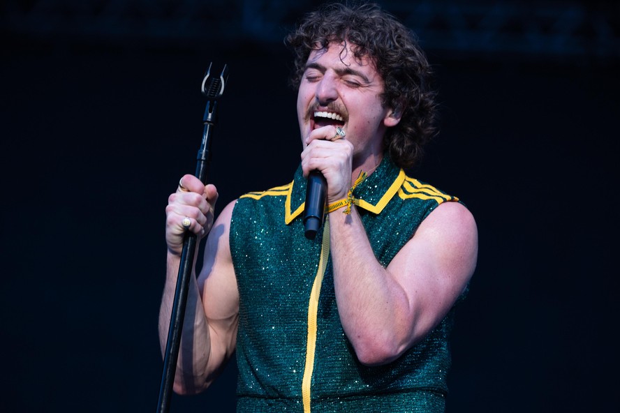 Benson Boone’s first show in Brazil starts with a bang as he backflips
