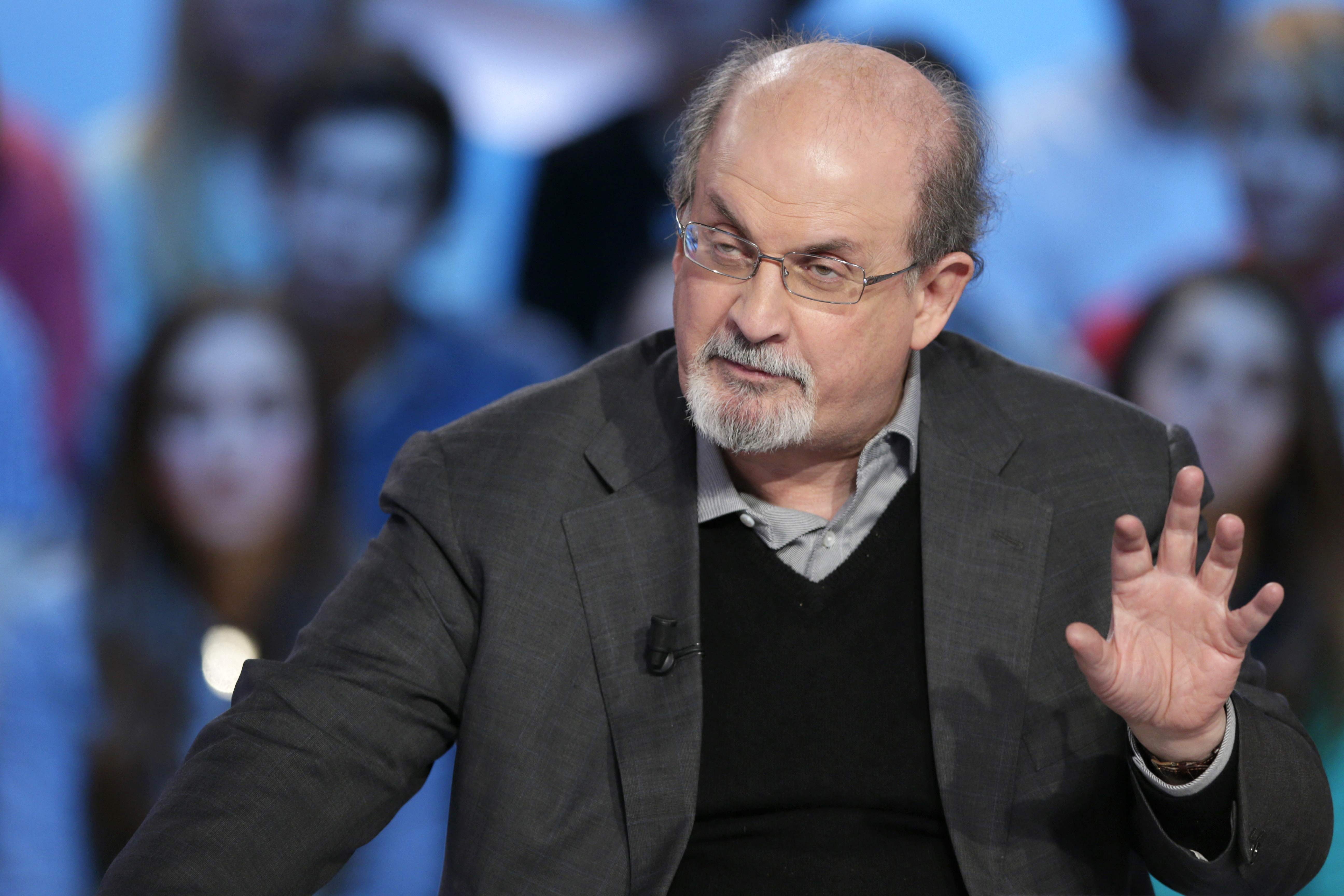 Agressor de Salman Rushdie é condenado nos EUA por ‘ato de terrorismo’