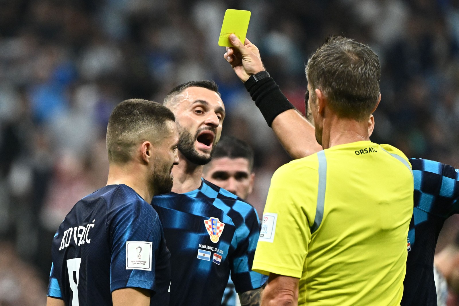 Marcelo Brozovic reage ao cartão aplicado pelo árbitro italiano Daniele Orsato — Foto: JEWEL SAMAD/AFP