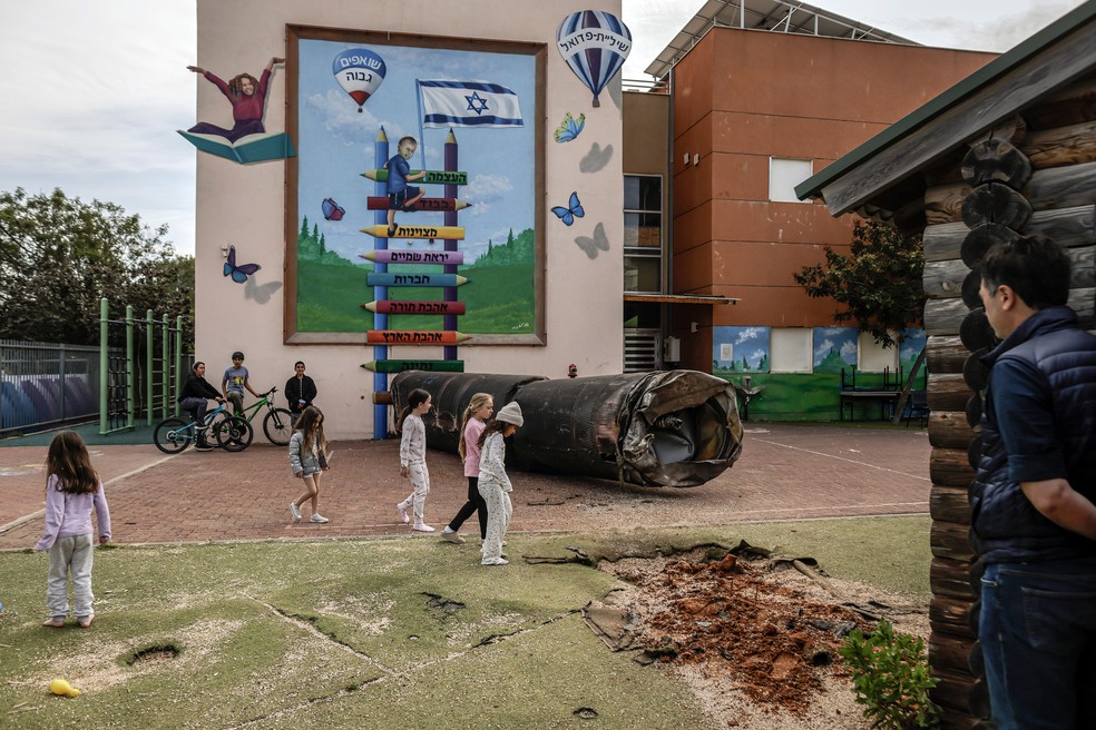 Parte de um míssil no terreno de uma escola em Pedeul, na Cisjordânia, após uma saraivada iraniana na segunda-feira, 23 de março de 2026. Quando o ataque ocorreu, durante a madrugada de segunda-feira, famílias tentavam dormir enquanto se abrigavam na escola — Foto: Avishag Shaar-Yashuv / The New York Times