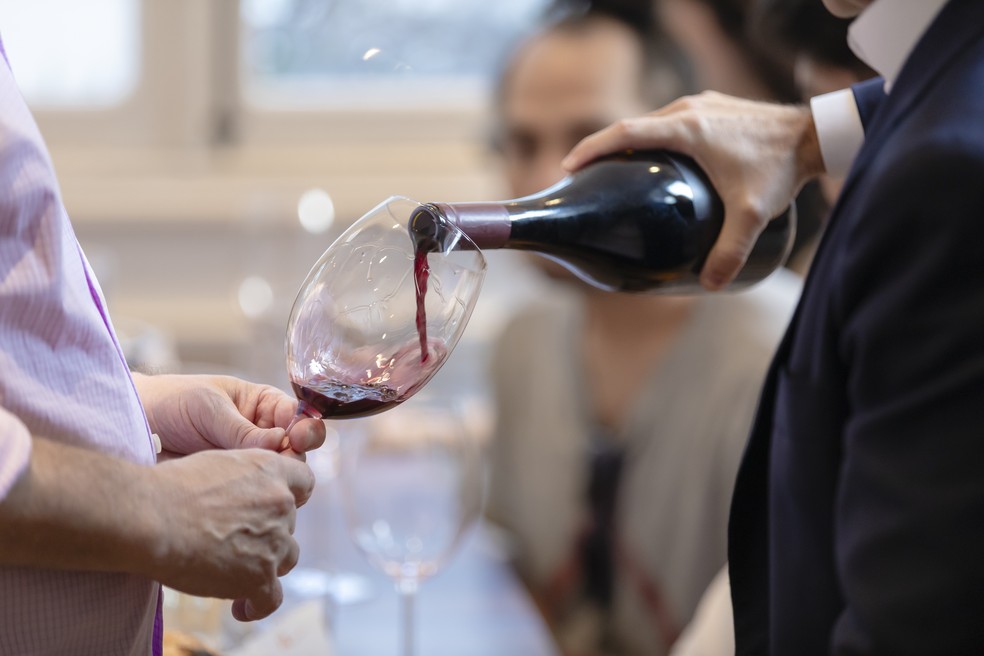 Degustação no Rudä: "Precisamos valorizar ainda mais o vinho nacional", diz Joca Ururary, sócio do restaurante — Foto: Leo Martins