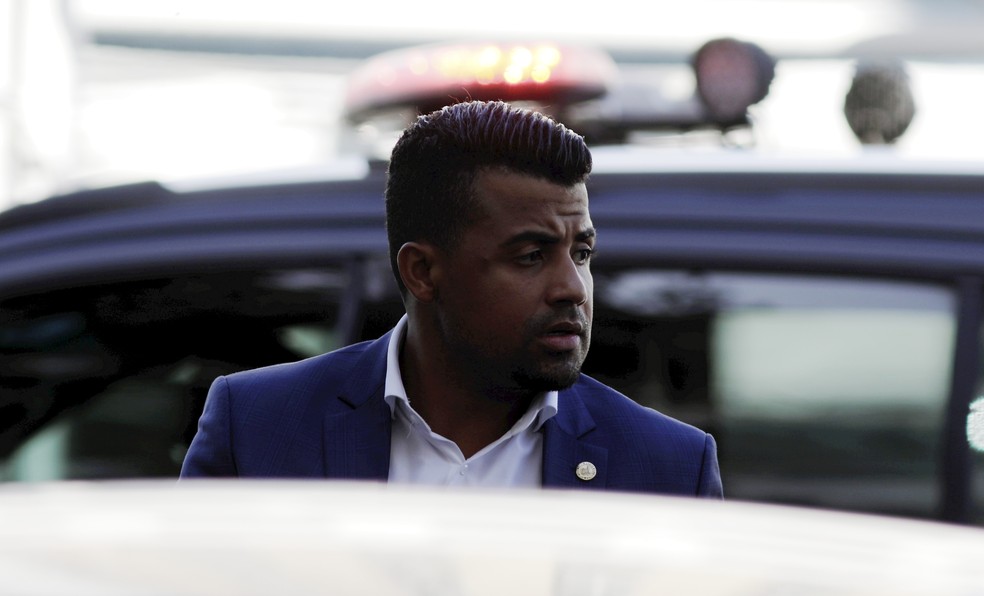 TH Jóias ao chegar na sede da Polícia Federal no Rio, após ser preso por suspeita de envolvimento com o CV — Foto: Fabiano Rocha / Agência O Globo