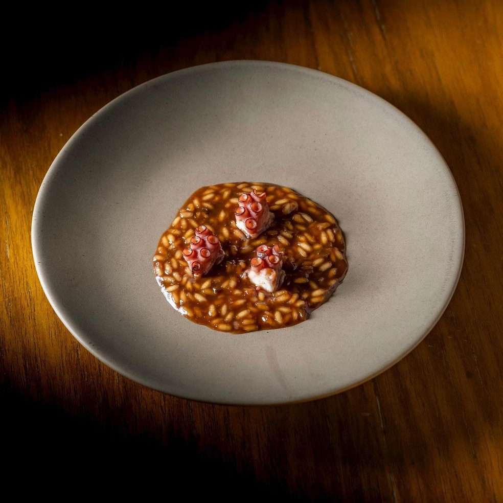 Fame:  Receitas minimalistas como arroz de polvo podem aparecer no menu degustação do chef romano Marco Renzetti, uma estrela Michelin — Foto: Reprodução
