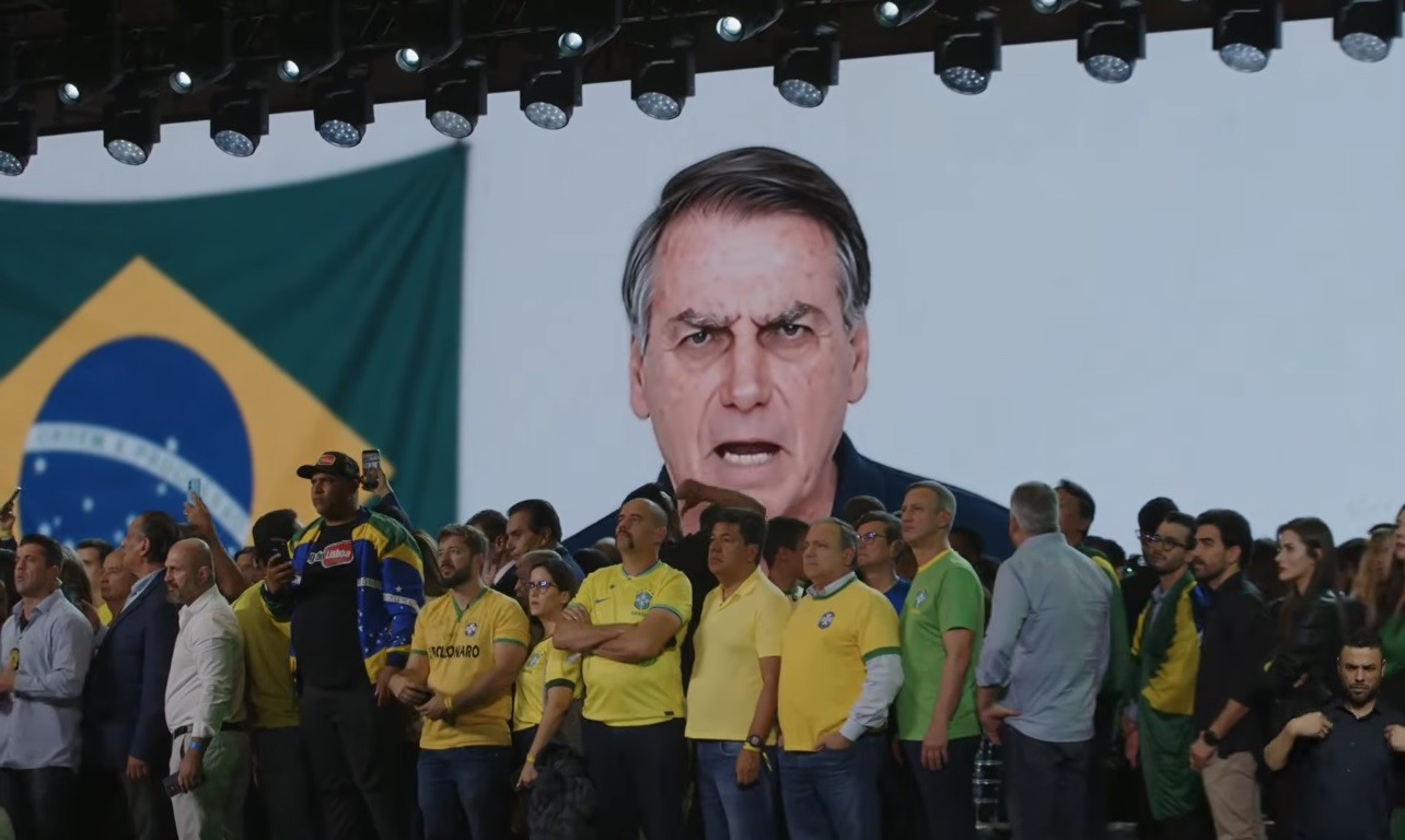 IA simula Bolsonaro em evento de Flávio: 'Nenhuma prisão vai calar'