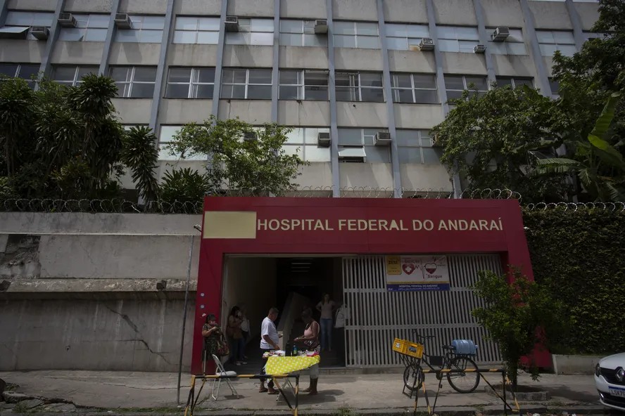 Mulher é baleada perto de estabelecimento comercial no Andaraí e é levada para hospital