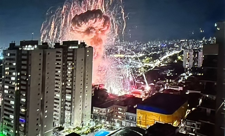 Incêndio de grande porte atinge galpão de fogos de artifício na Zona ...