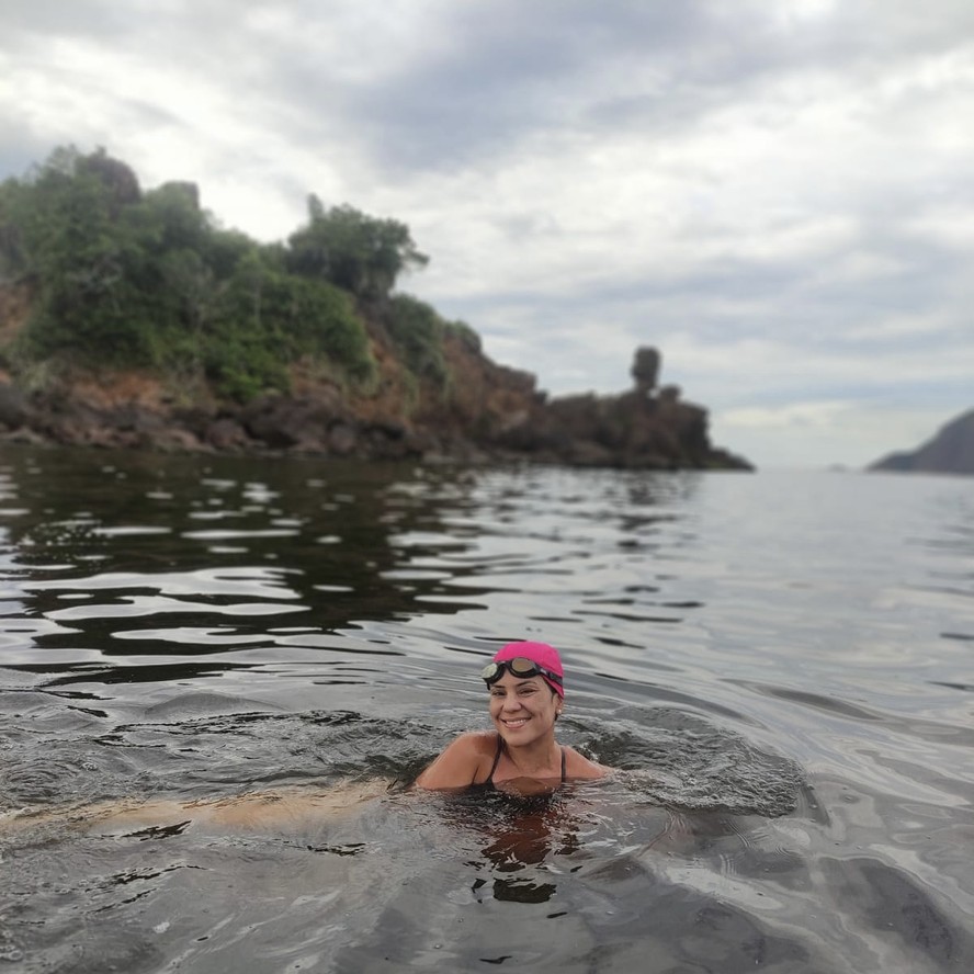 Flávia Abranches numa pausa da aula na Boa Viagem: ela usa a natação em água aberta como momento de terapia, relaxamento e meditação