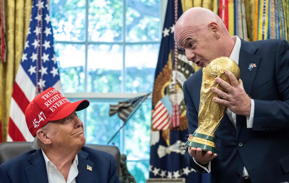 O presidente da Fifa Gianni Infantino exibe o troféu da Copa para o presidente dos EUA Donald Trump