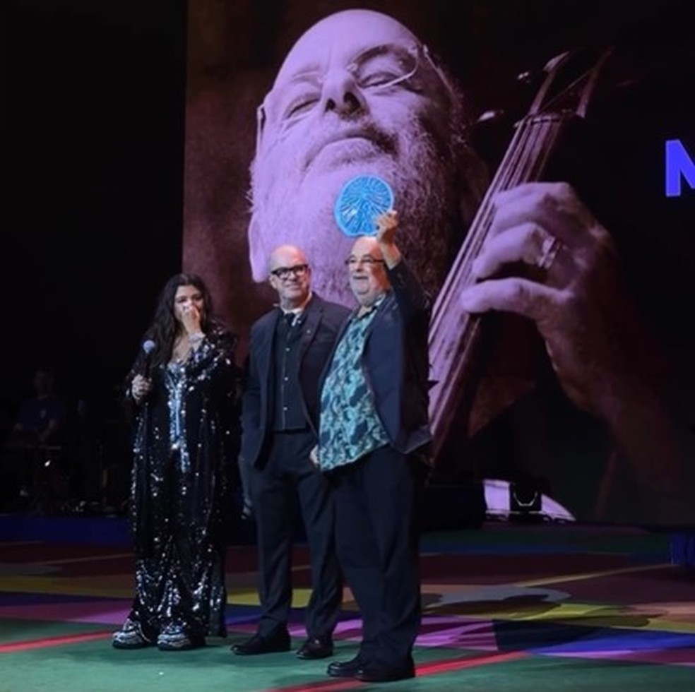 Prêmio da Música Brasileira: ao lado de Regina Casé, o CEO da União Brasileira de Compositores (UBC), Marcelo Castelo Branco, entrega o primeiro prêmio da noite a Jaques Morelenbaum — Foto: Reprodução de vídeo