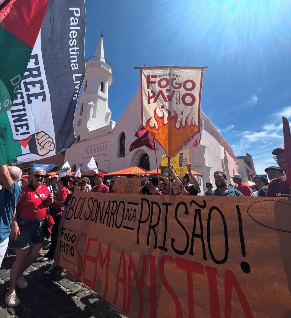 Manifestantes estendem faixa pedindo prisão do ex-presidente Jair Bolsonaro em manifestação em Curitiba neste domingo — Foto: Reprodução/Juventude Fogo No Pavio