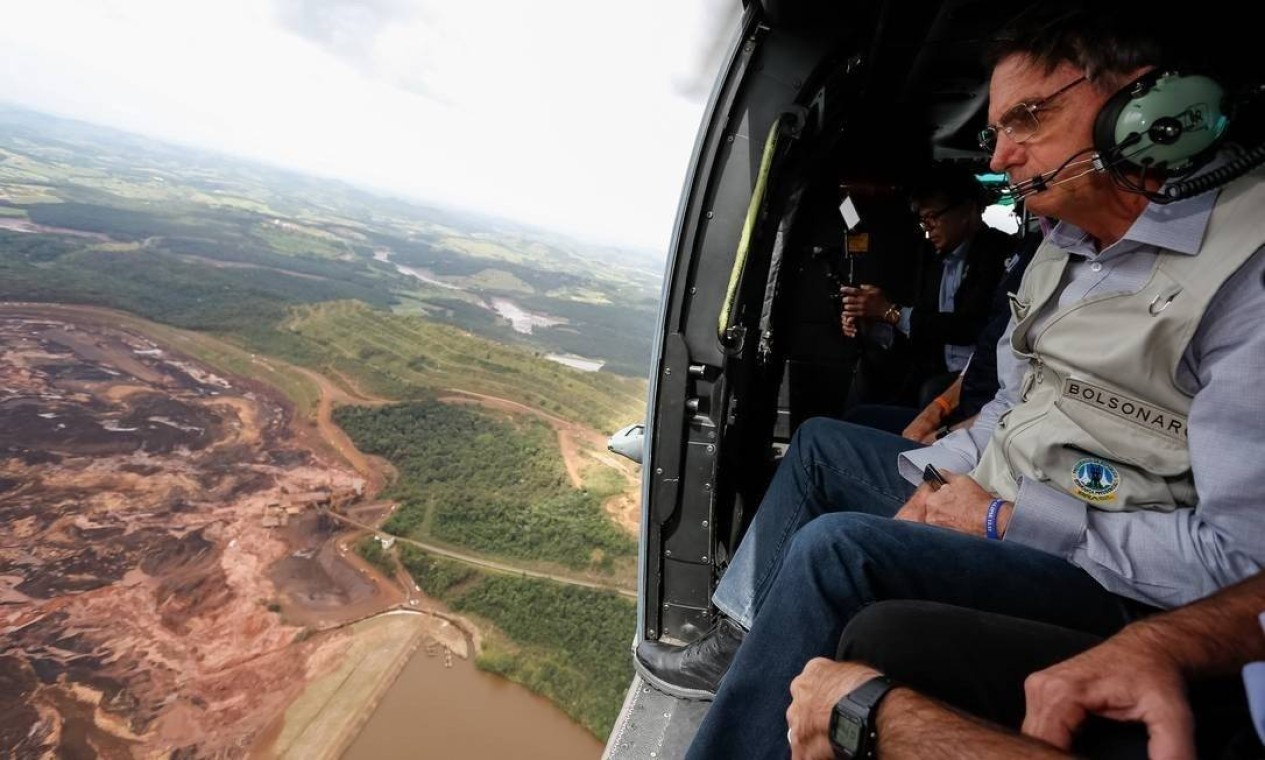 Após a tragédia que deixou Brumadinho (MG) sob a lama em 25 de janeiro, Bolsonaro sobrevoou o município para observar os estragos deixados pelo rompimento da barragem da Vale e destacou a necessidade de 'cobrar justiça'  — Foto: Divulgação / Isac Nóbrega/PR