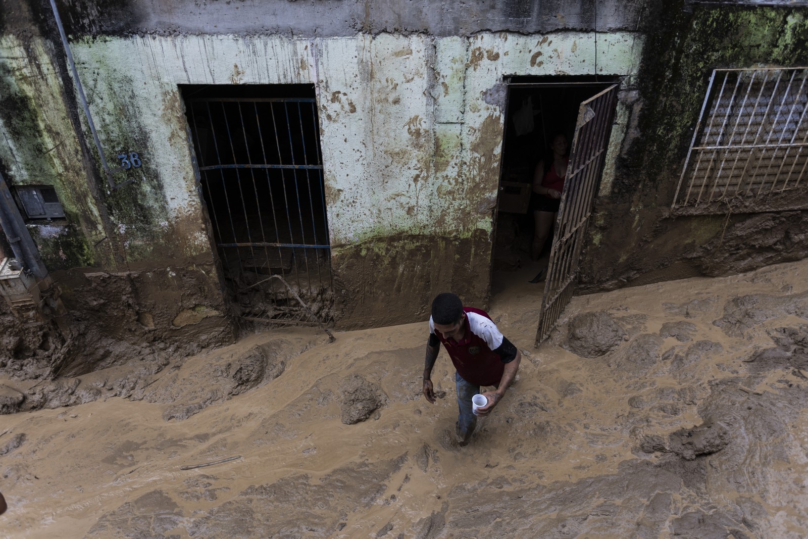 Estragos causados pela chuva deixaram ao menos 1.500 pessoas entre desabrigadas e desalojadas — Foto: Maria Isabel Oliveira / Agência O Globo
