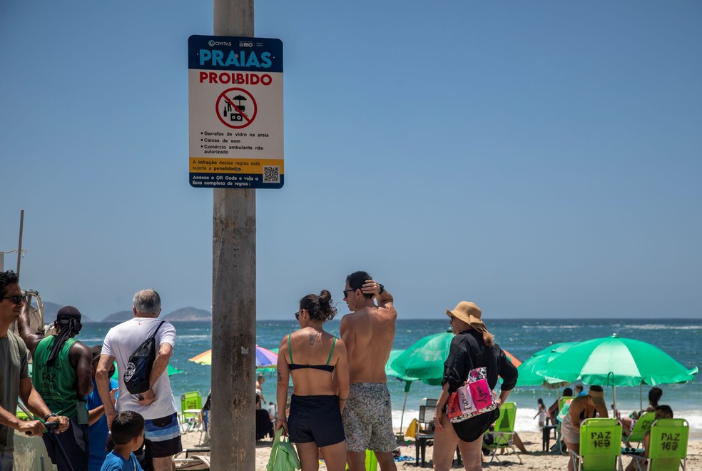 Placas com proibições e QR Code para acessar regra detalhada são instaladas em praias do Rio, começando por Copacabana — Foto: Ana Branco / Agência O Globo