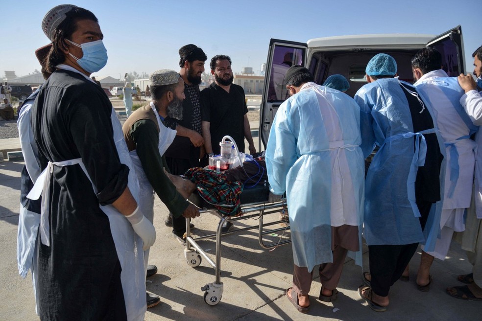 Um homem afegão ferido nos confrontos entre o pessoal de segurança talibã e as forças fronteiriças do Paquistão é evacuado para um hospital no distrito de Spin Boldak — Foto: SANAULLAH SEIAM / AFP