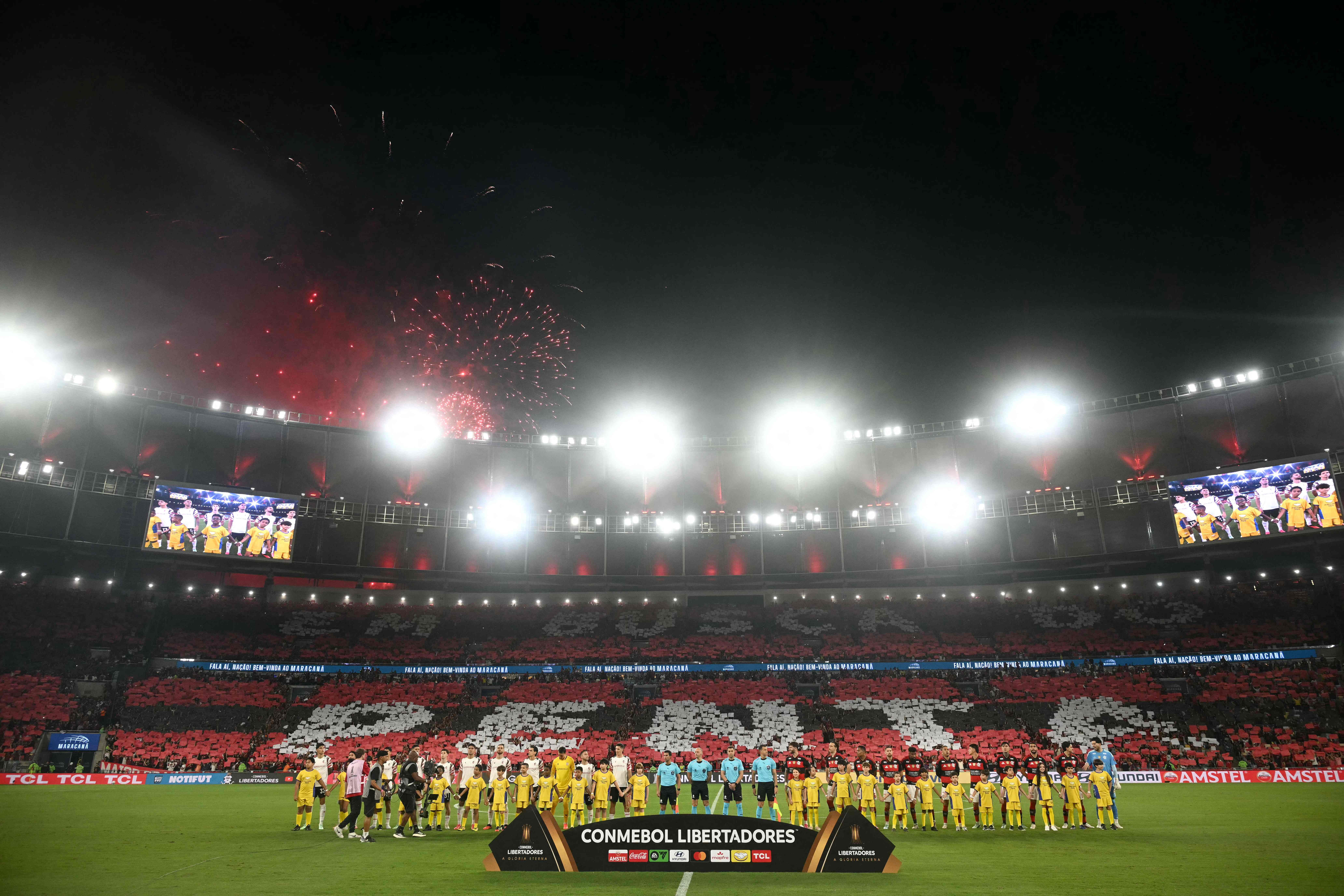 Maracanã tem entrada de adesivos políticos limitada em jogos de Vasco e Flamengo: 'Só um por pessoa'