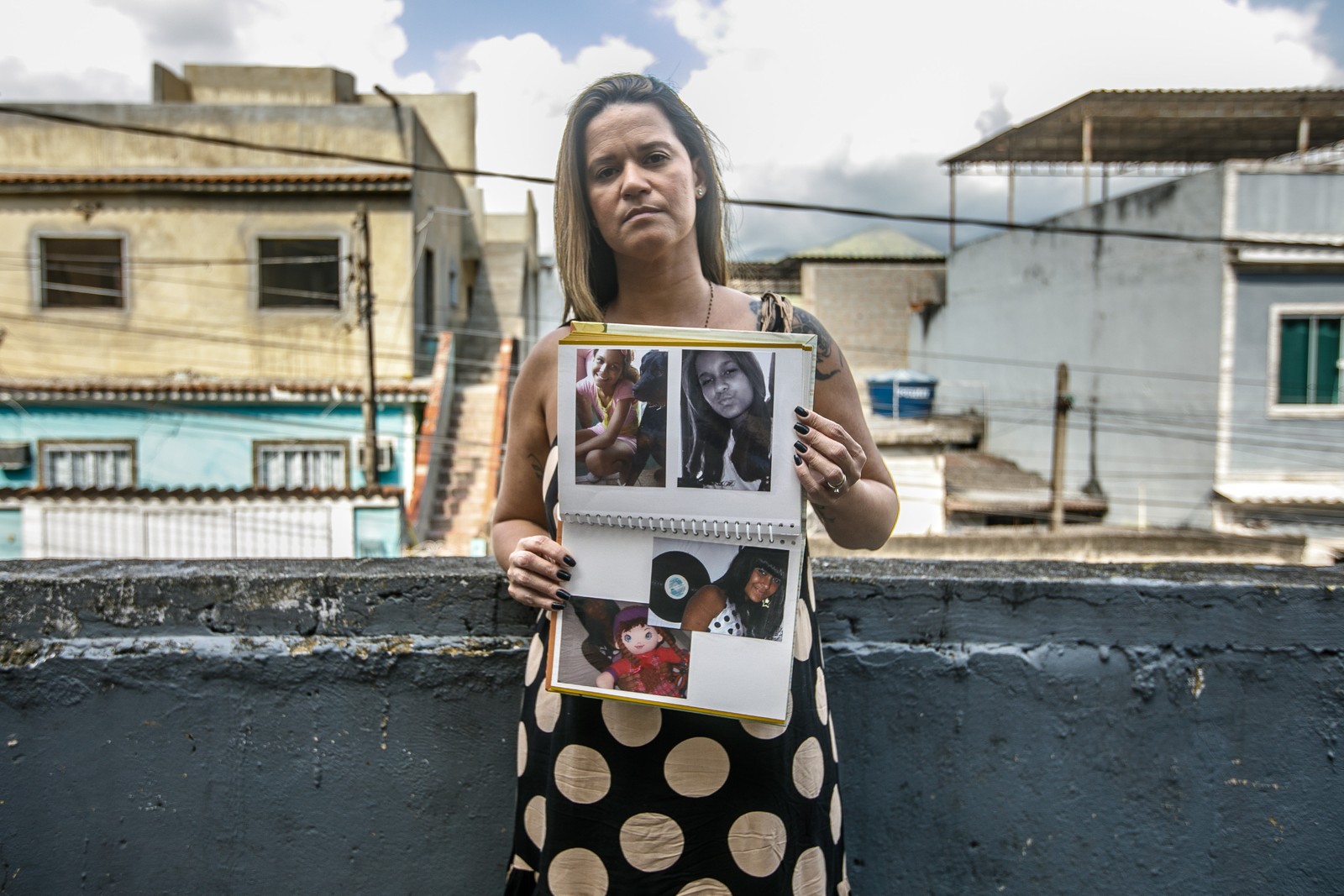 Valéria Pires exibe fotografias de Samira, morta em 2011 em ataque a escola de Realengo (RJ) — Foto: Brenno Carvalho