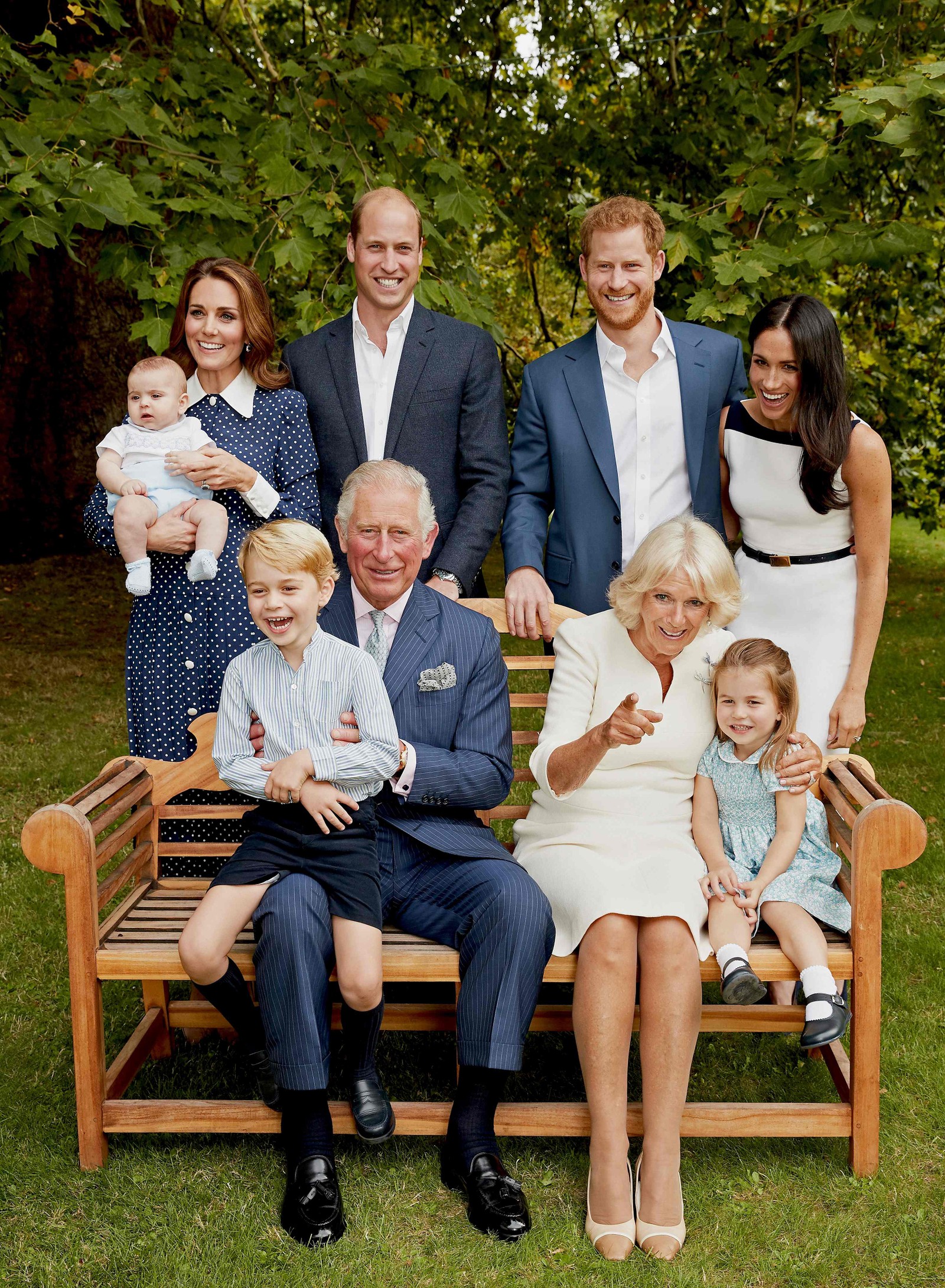 Foto oficial dos 70 anos do então príncipe Charles, atual rei Charles III, em setembro de 2018. O pequeno Louis, com cerca de cinco meses de idade, está no colo de sua mãe Kate — Foto: AFP