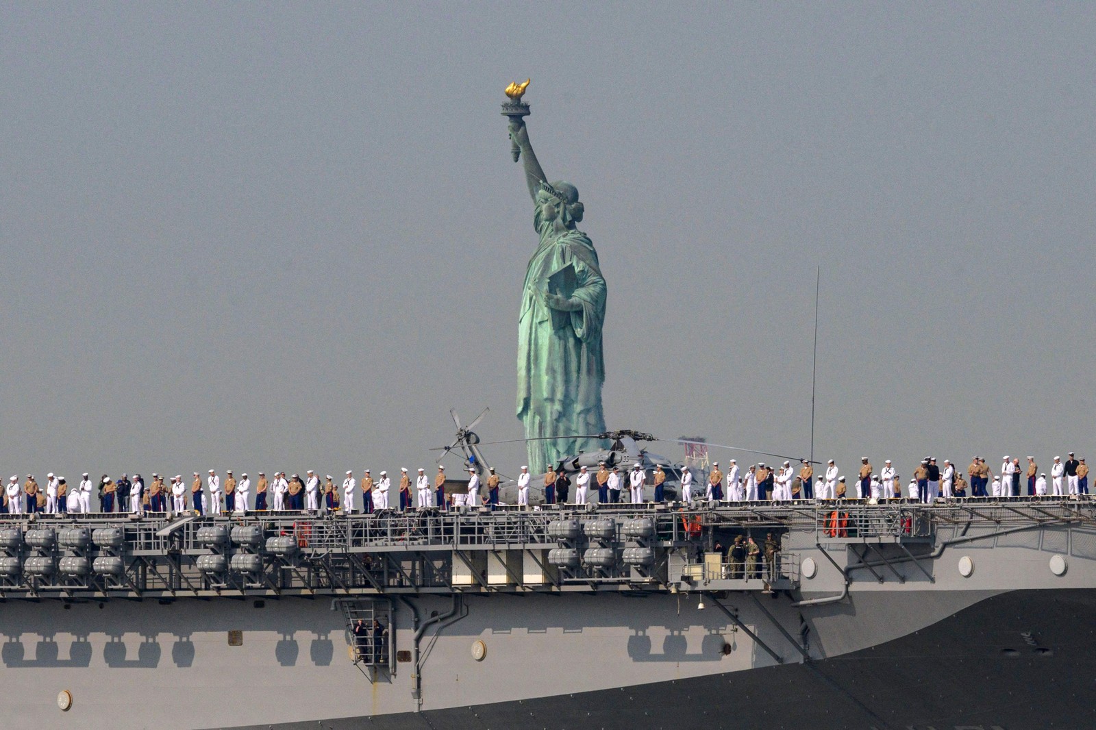 Navio passa pela Estátua da Liberdade durante a Fleet Week no porto de Nova York  — Foto: ANGELA WEISS / AFP