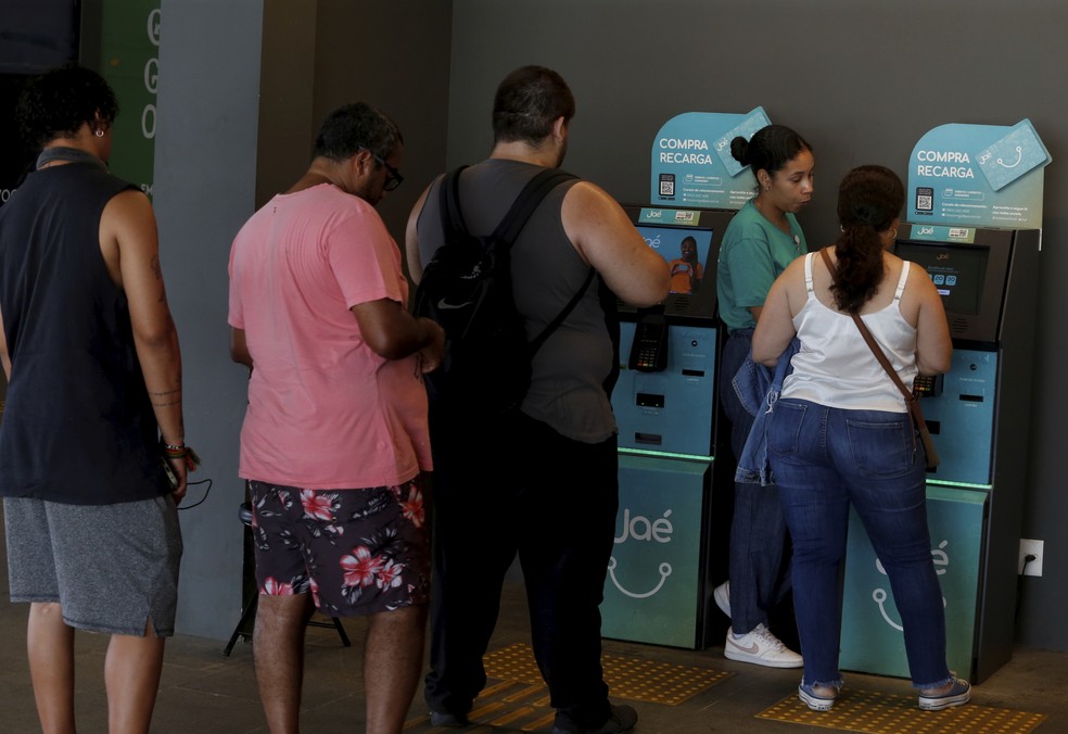 ATMs em estações do BRT e do VLT permitem recarga nos cartões Jaé — Foto: Fabiano Rocha / Agência O Globo