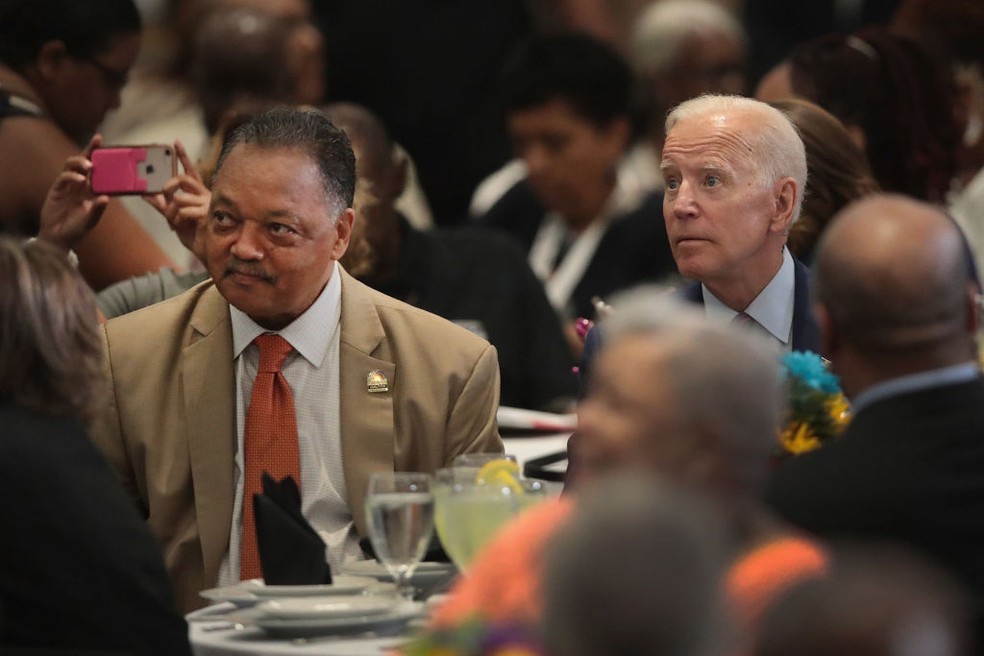 O ex-presidente Joe Biden disse aos presentes no funeral do reverendo Jesse Jackson que ele &eacute; "ah... muito mais inteligente do que a maioria de voc&ecirc;s". &mdash; Foto: Getty Images