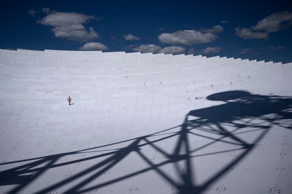 Se existir vida inteligente além da Terra, há uma boa chance de que as equipes que analisam os dados da maior instalação de radioastronomia totalmente dirigível do mundo sejam as primeiras a saber. — Foto: Brendan Smialowski / AFP
