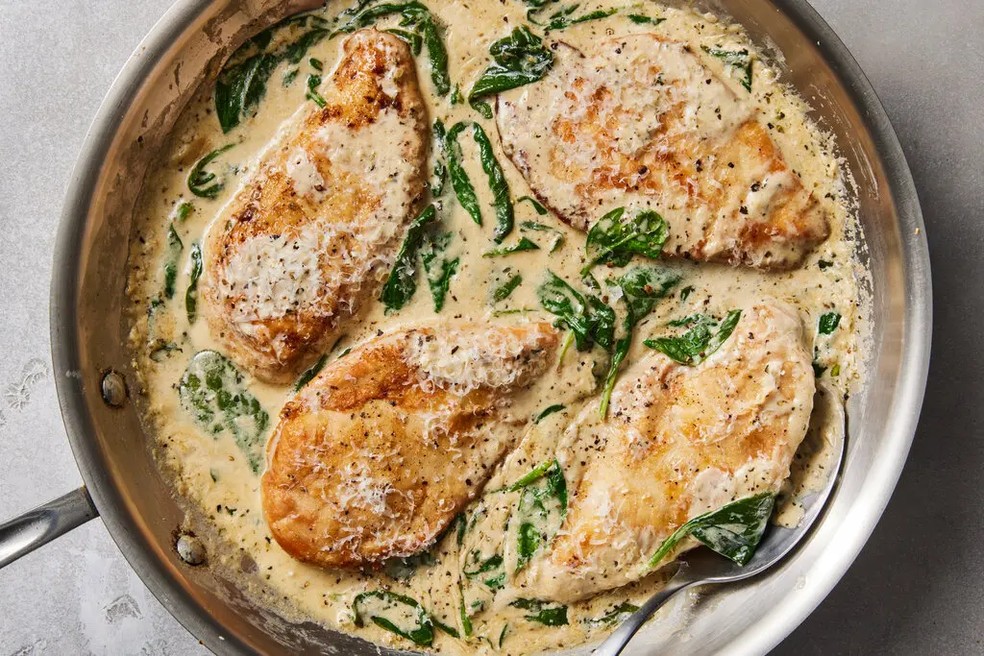 Frango à Florentina — Foto: Christopher Testani para o The New York Times. Estilista de Alimentos: Simon Andrews.