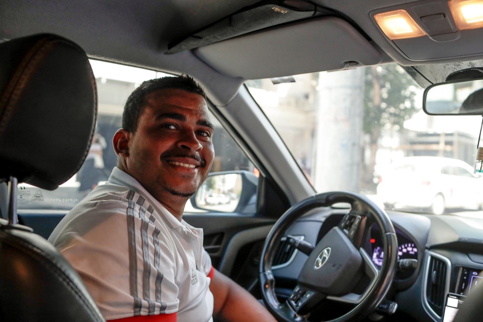 O motorista por aplicativo Johny Branco deixou a Marinha para se dedicar apenas ao transporte — Foto: Gabriel de Paiva/ Agência O Globo
