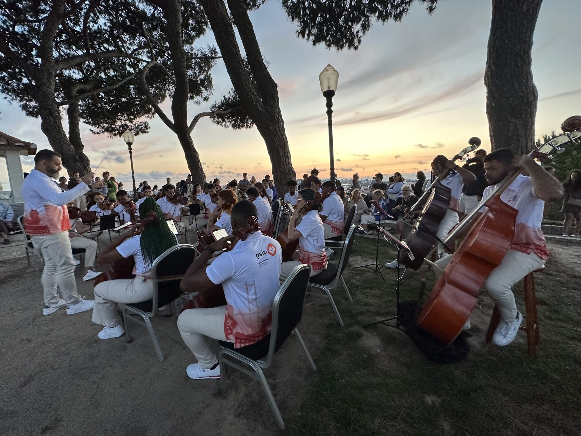 Os jovens da Orquestra Maré em um dos principais festivais da Europa