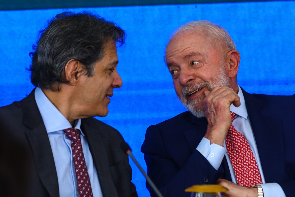 O presidente Luiz Inácio Lula da Silva e o ministro da Fazenda, Fernando Haddad, durante cerimônia no Palácio do Planalto — Foto: Brenno Carvalho/Agência O Globo