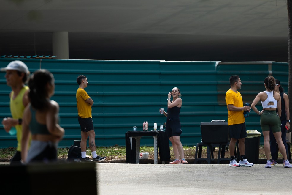 Assessorias de corrida montam ponto de encontro com mesas e cooler para os alunos, no Parque do Ibirapuera — Foto: Maria Isabel Oliveira / O Globo.