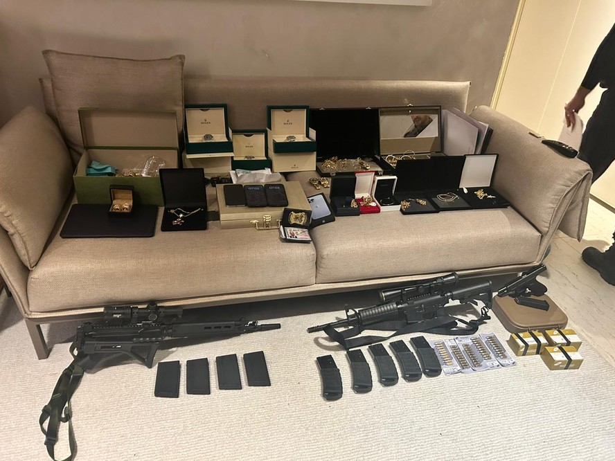 Armas, munição e joias encontrados em um dos endereços alvos de busca e apreensão durante a operação da Polícia Civil